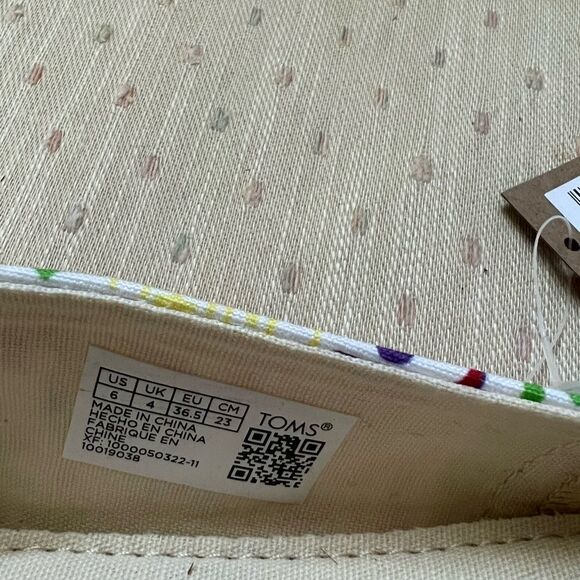 TOMS Belmont white multi unity print slip ons sneakers size 9M  pride r… - Picture 6 of 7